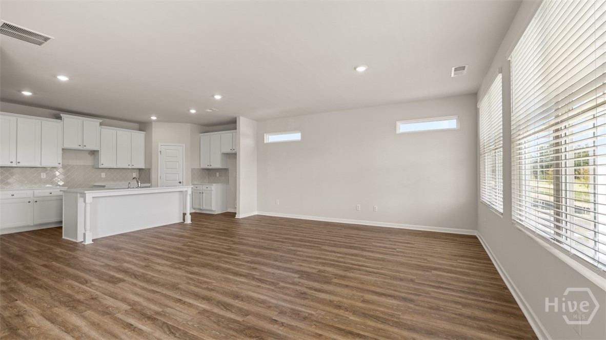 906 Stow Lane Property Photo 8