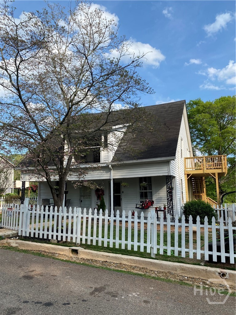 147 White Circle Property Photo 1