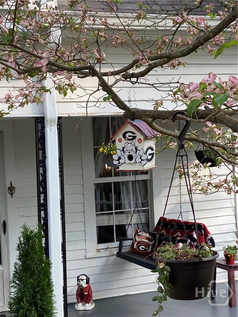 147 White Circle Property Photo 2