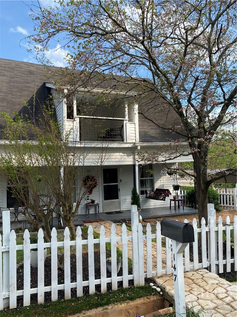 147 White Circle Property Photo 3