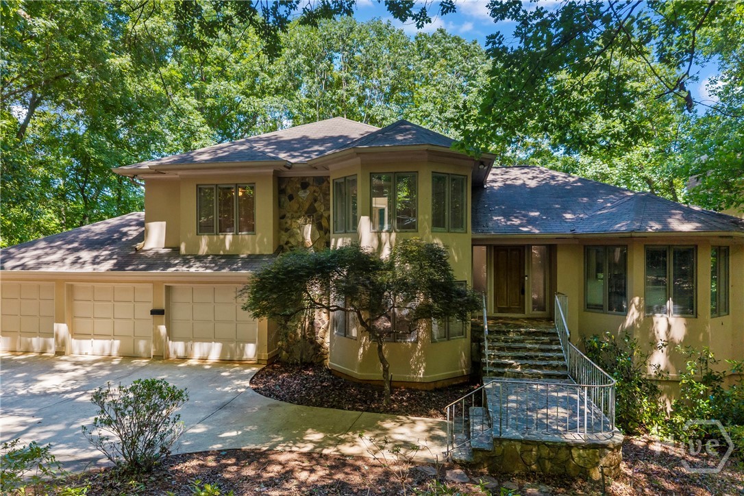 825 Riverbend Parkway Property Photo