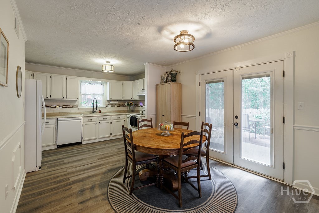 220 Eaglewood Court Property Photo 8