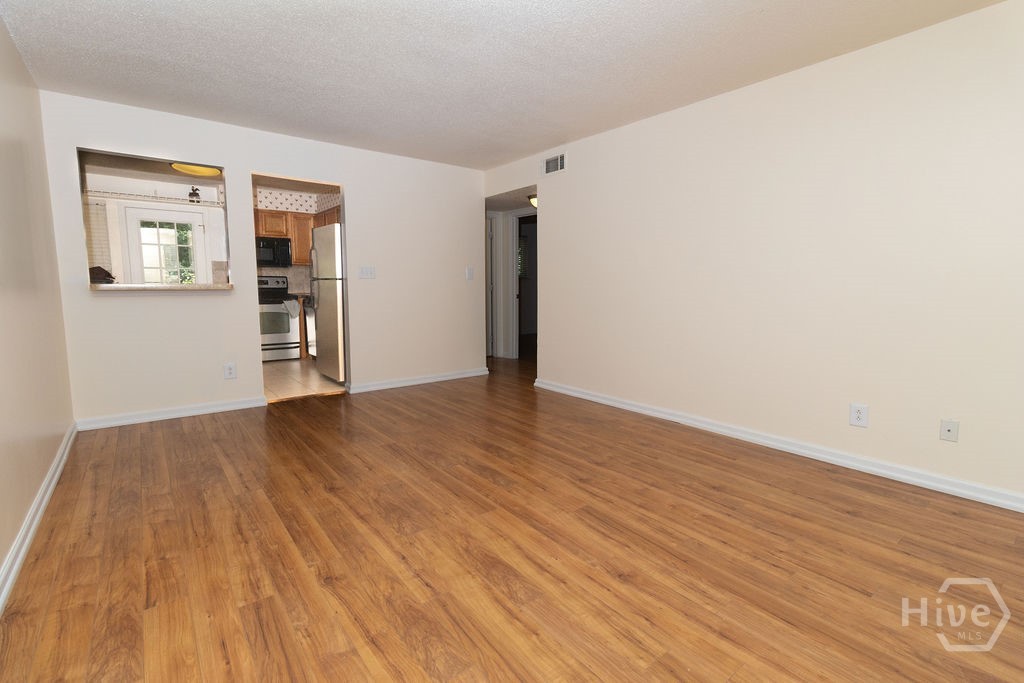 195 Sycamore Drive Property Photo 5