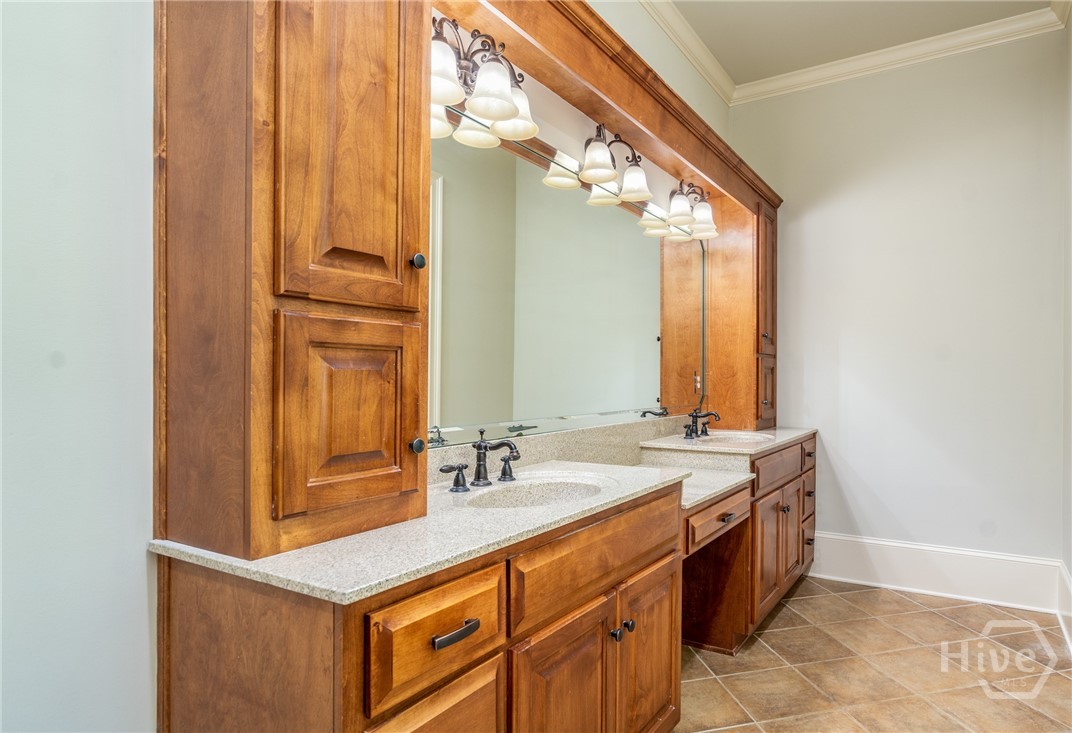 1022 Oxford Way Property Photo 21