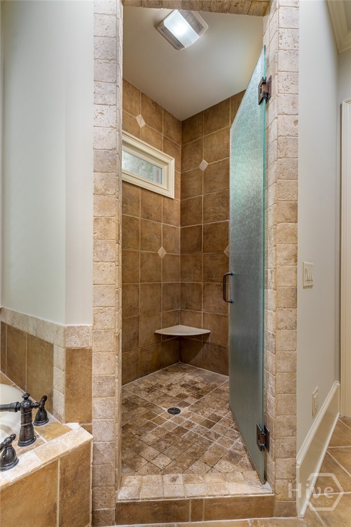 1022 Oxford Way Property Photo 22
