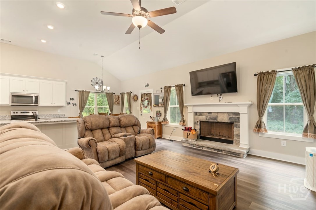 212 Live Oak Ln Property Photo 8