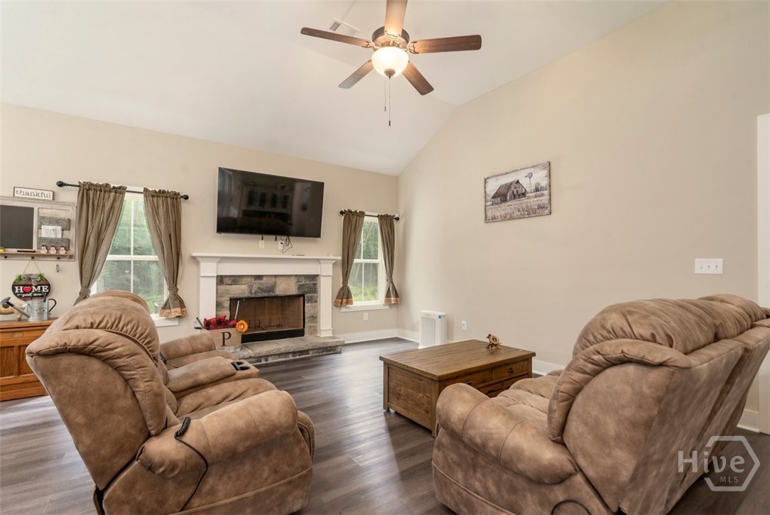 212 Live Oak Ln Property Photo 8