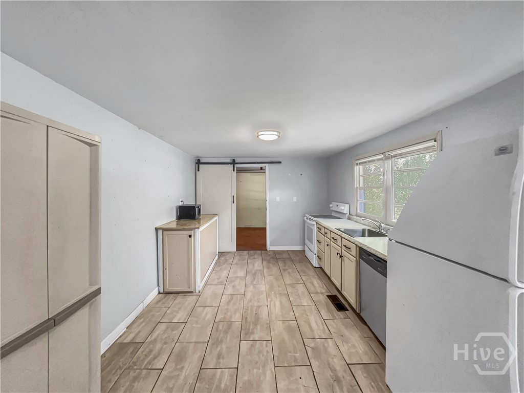 1748 E Broad Street Property Photo 9