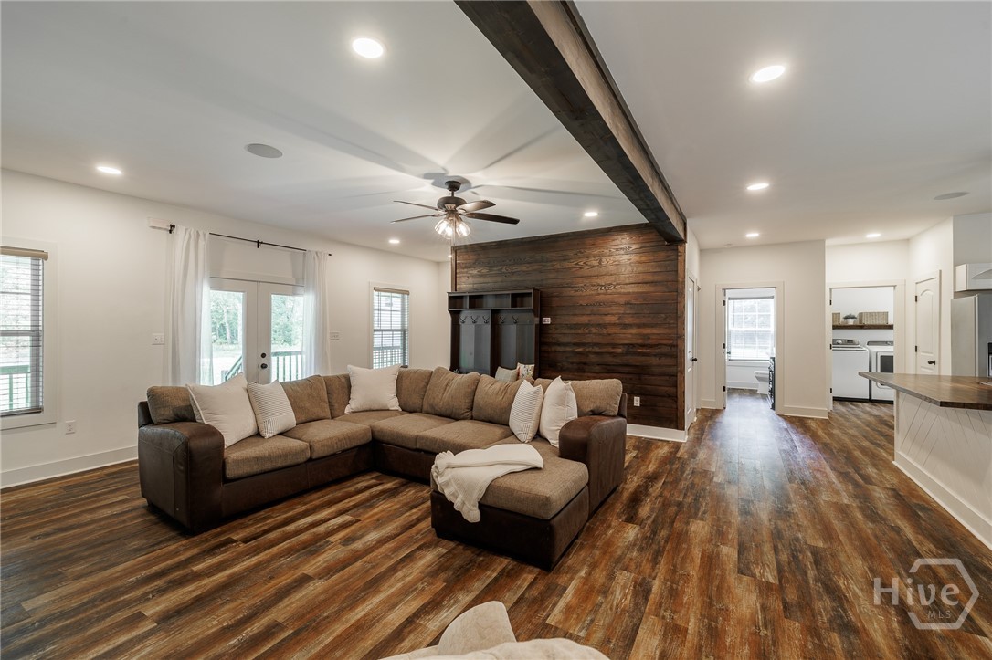 930 James Holcomb Road Property Photo 10