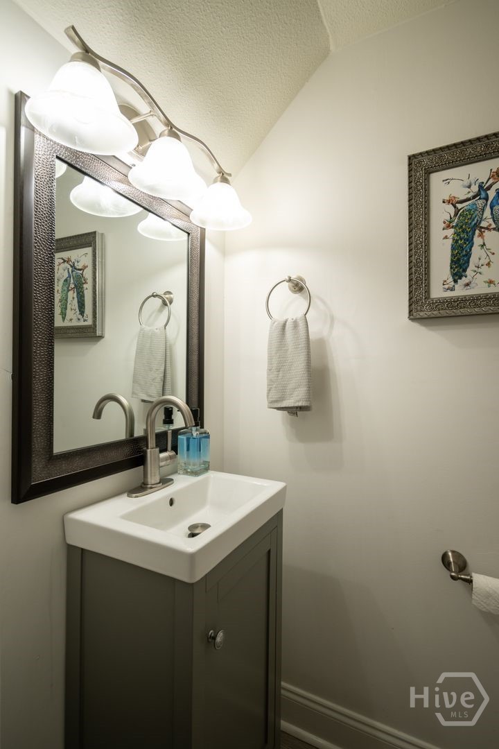 880 College Avenue Property Photo 23