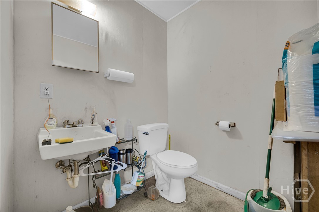 810 Old Hull Road Property Photo 14
