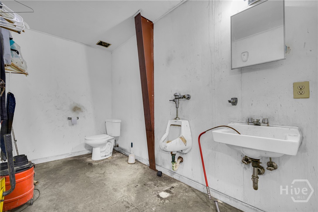 810 Old Hull Road Property Photo 15