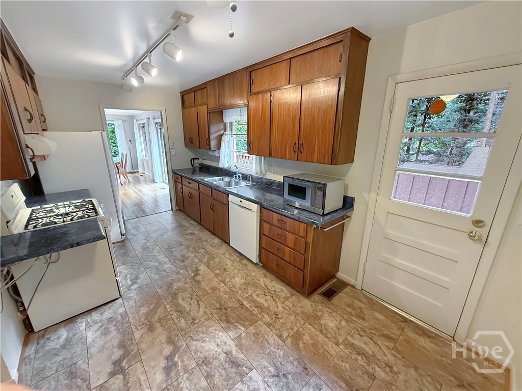 625 Forest Road Property Photo 10