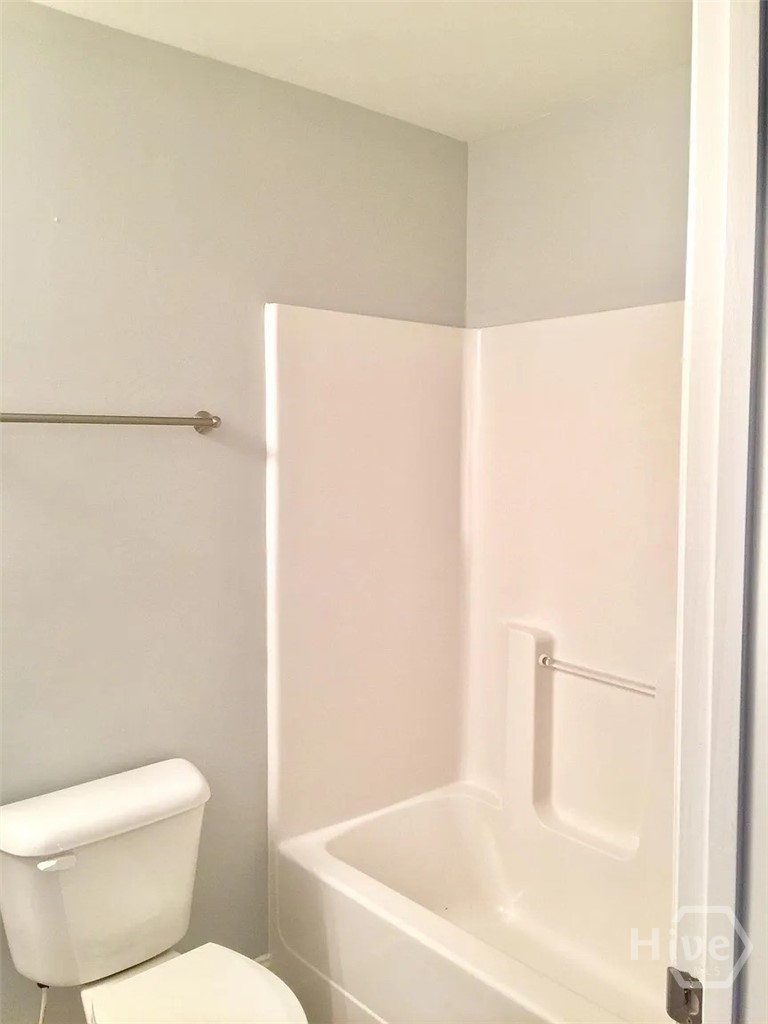 1010 Binghampton Circle Property Photo 8