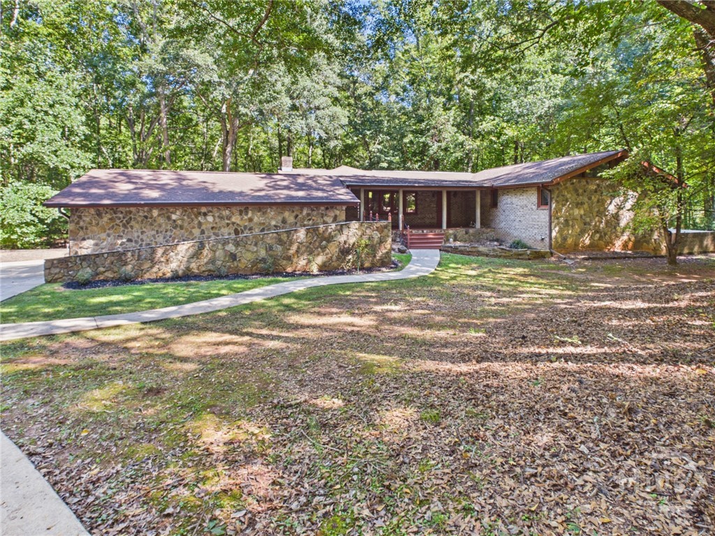 1251 Summit Circle Property Photo 1