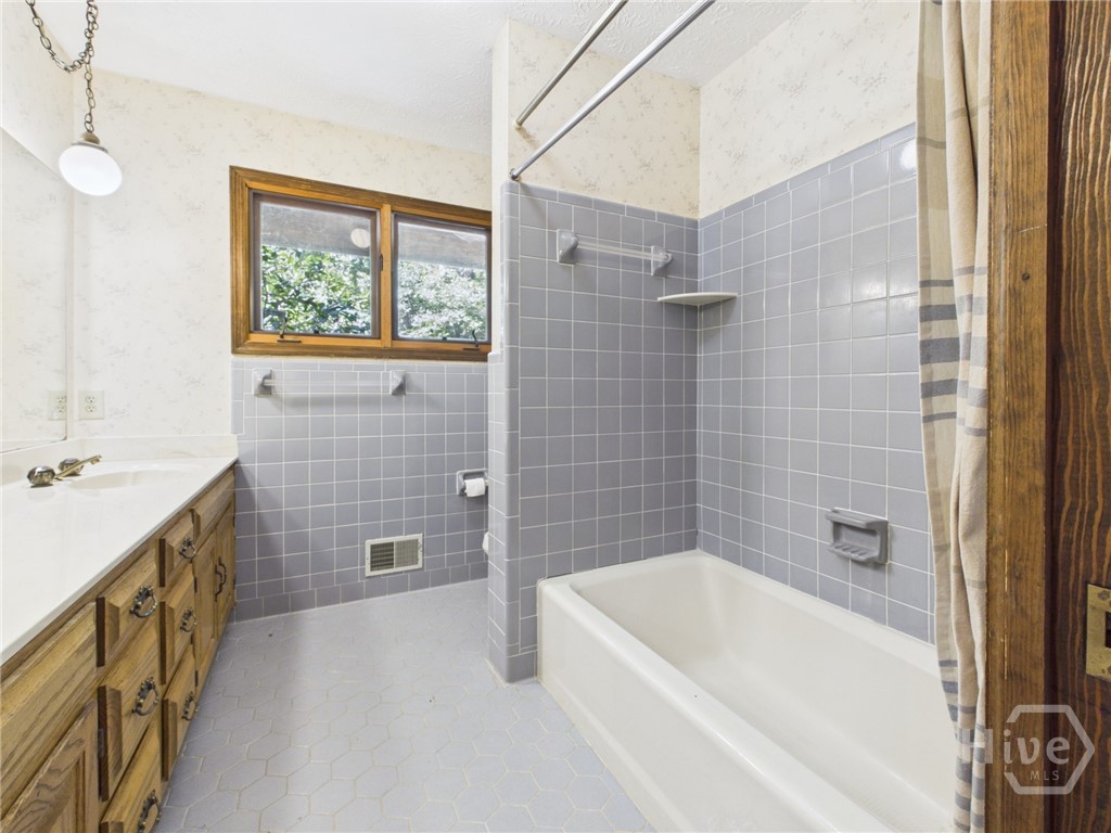 1251 Summit Circle Property Photo 12