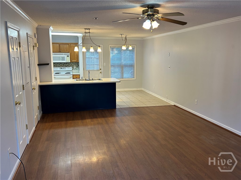 637 Huntington Road Property Photo 4