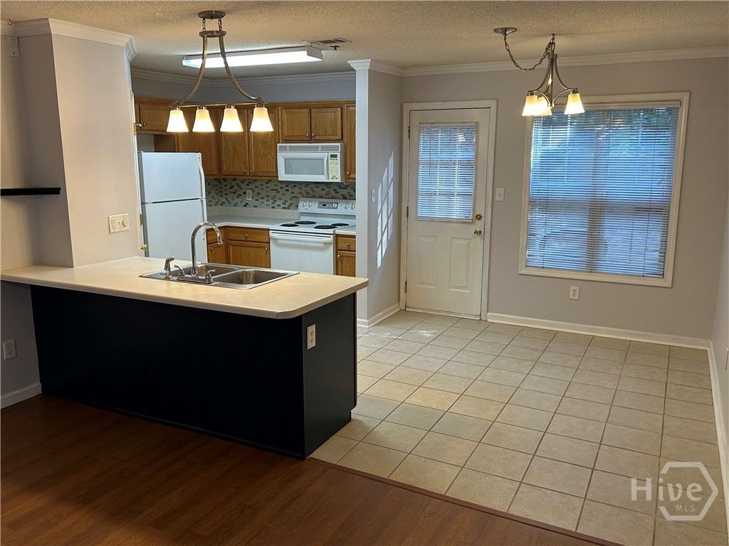 637 Huntington Road Property Photo 6