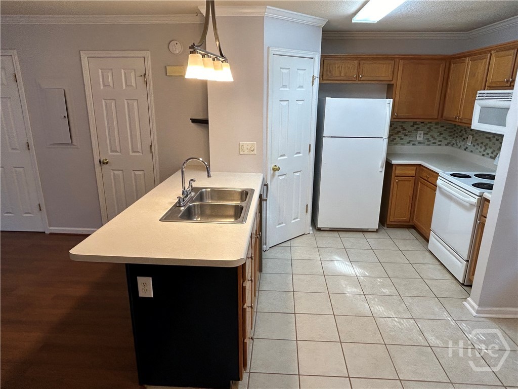 637 Huntington Road Property Photo 8