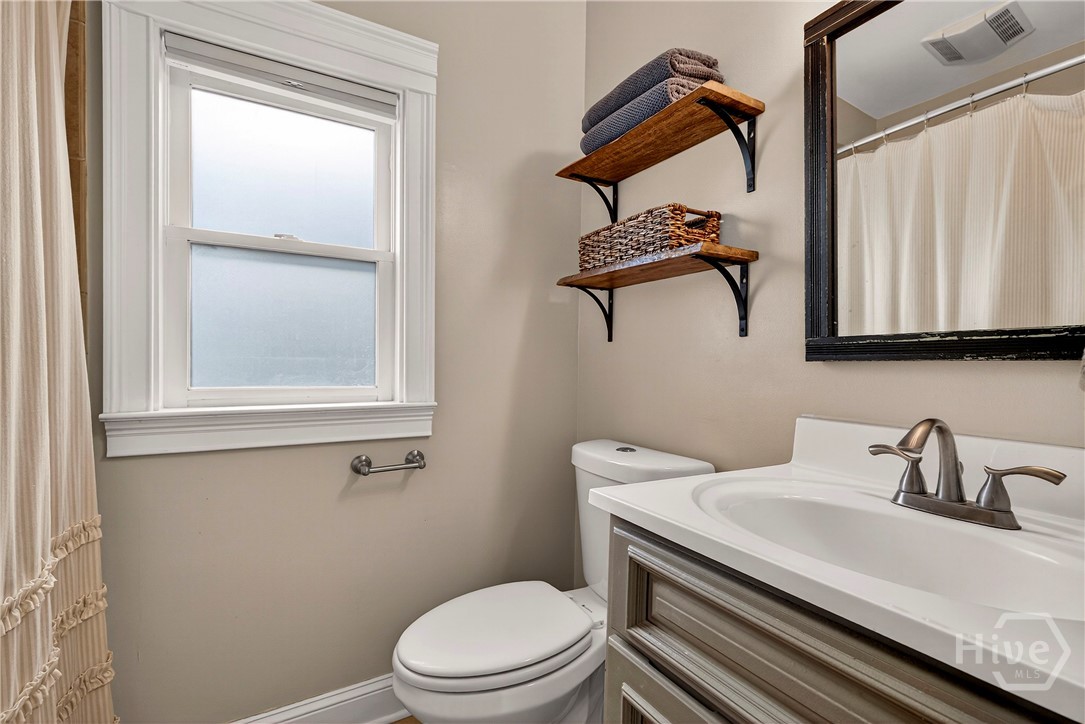 513 E Henry Street Property Photo 11