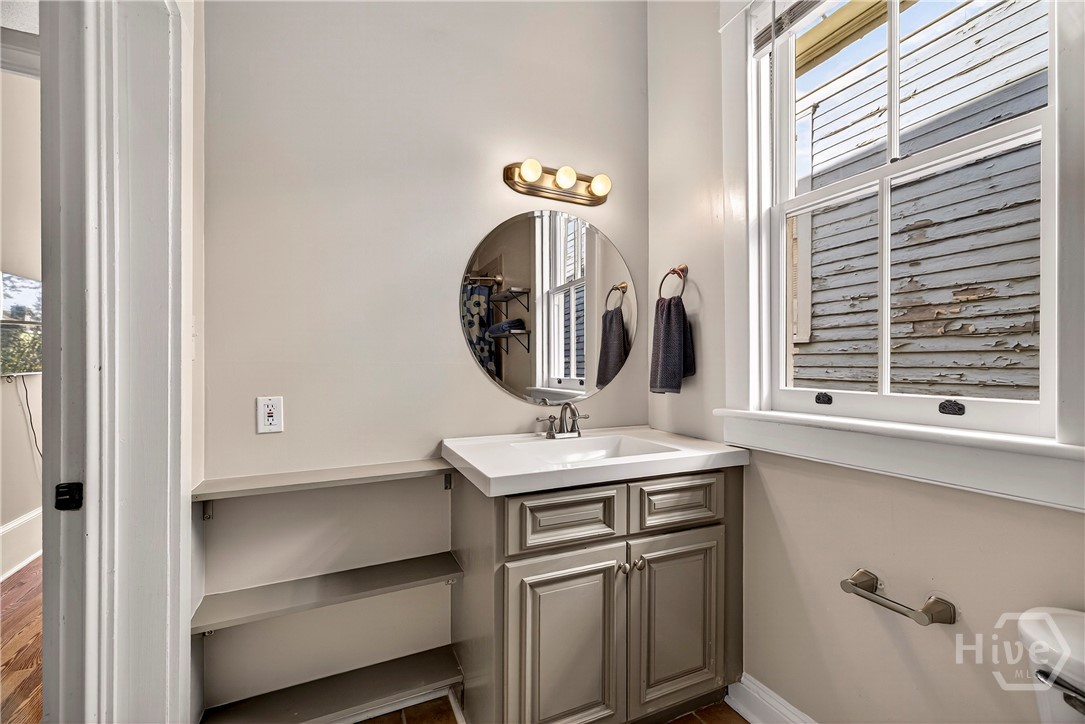 513 E Henry Street Property Photo 19