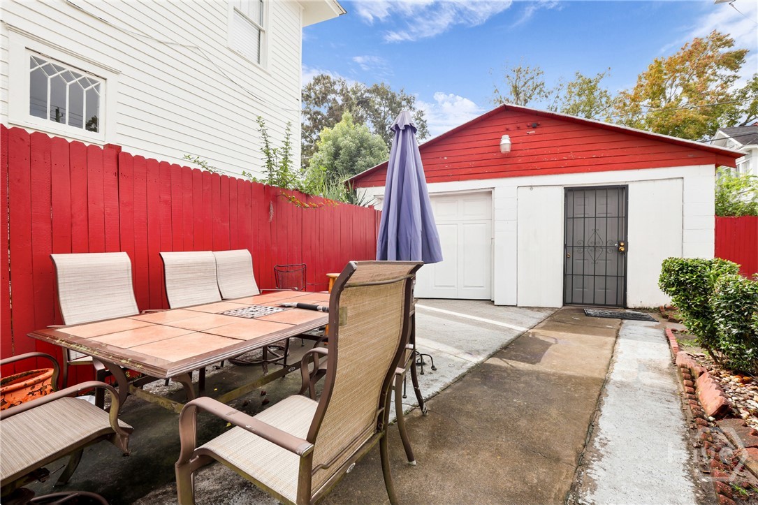 805 E 40th Street Property Photo 32