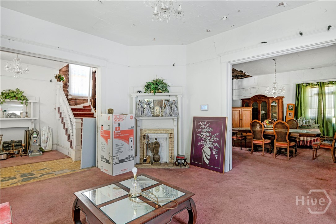 310 W 34th Street Property Photo 4