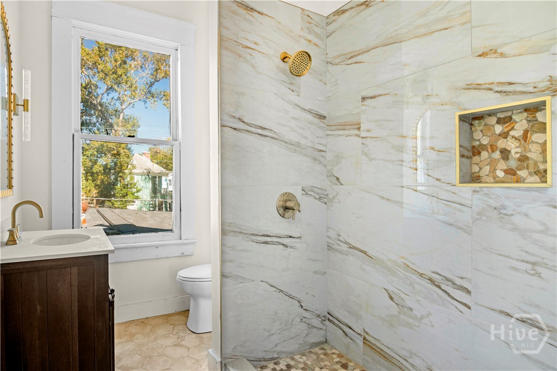 310 W 34th Street Property Photo 10