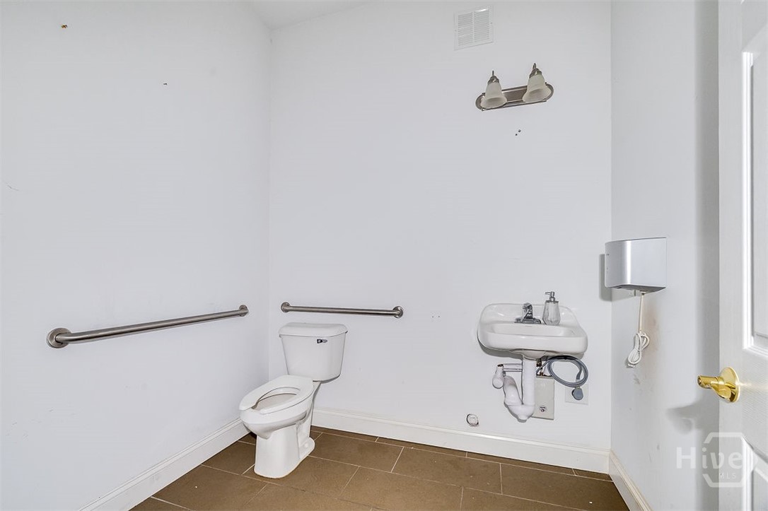 215 E Broad Street Property Photo 6