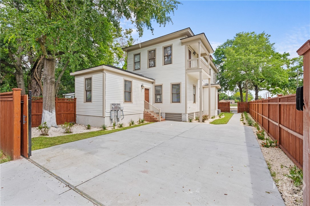 407 W 35th Street Property Photo 10