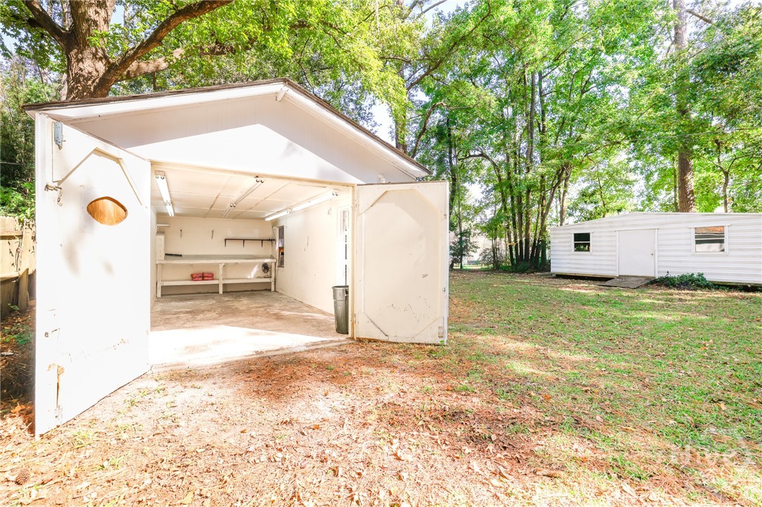 112 E Derenne Avenue Property Photo 4