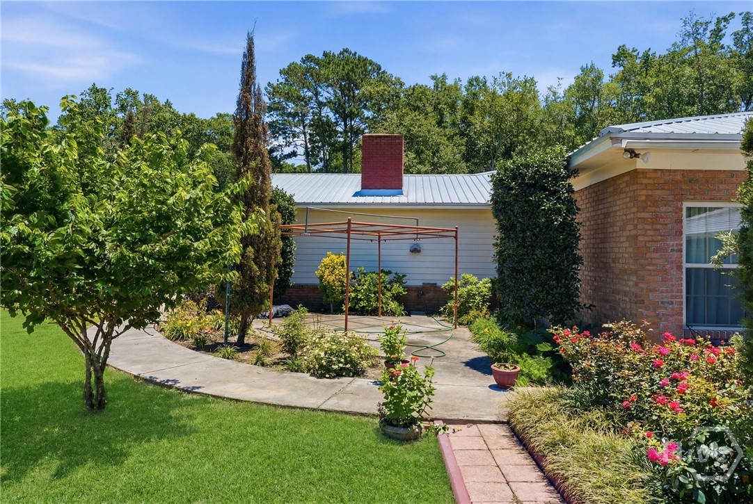 863 N Macon Street Property Photo 4