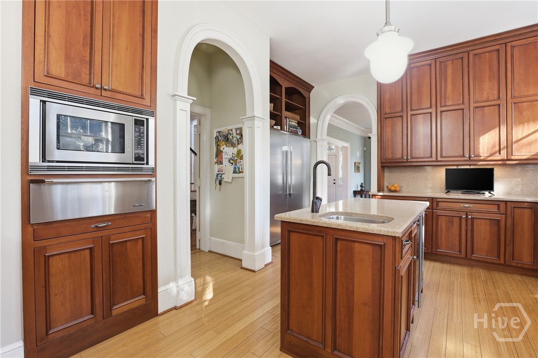 103 E 51st Street Property Photo 8