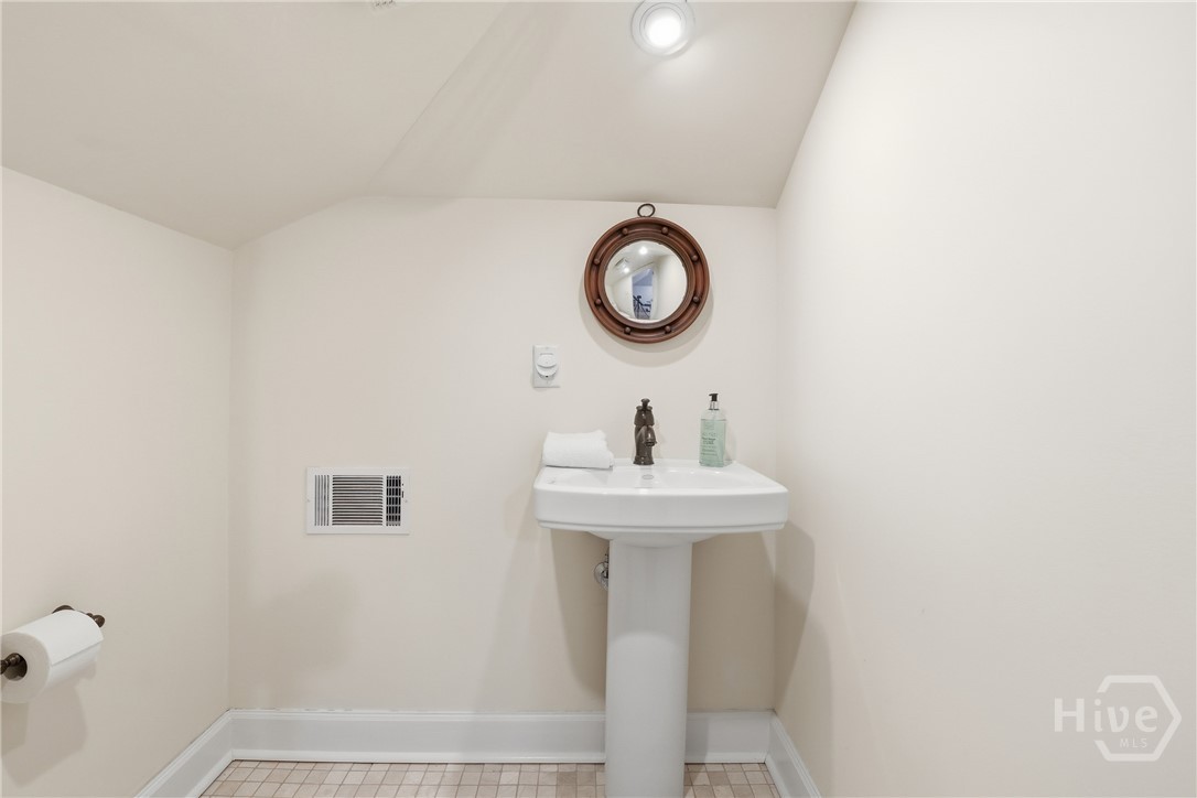 103 E 51st Street Property Photo 34
