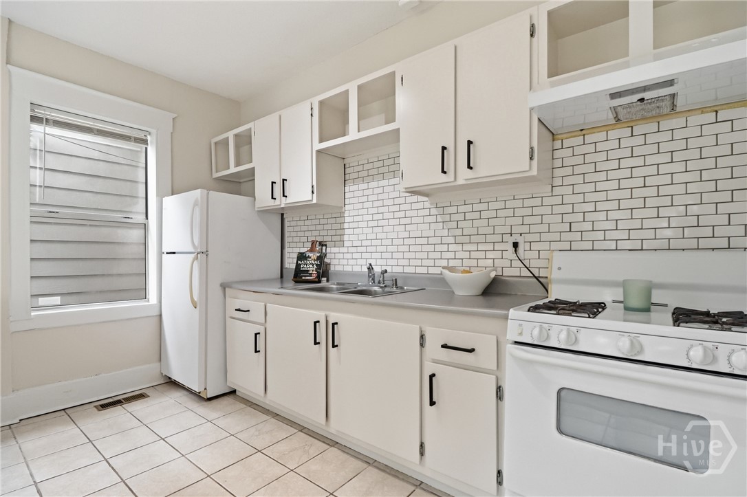 647 E 37th Street Property Photo 16