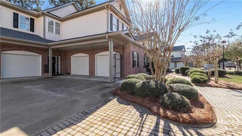 2102 River Oaks Drive Property Photo 2