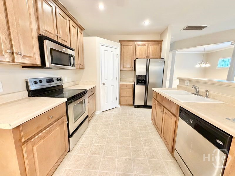 240 Summer Hill Way Property Photo 3