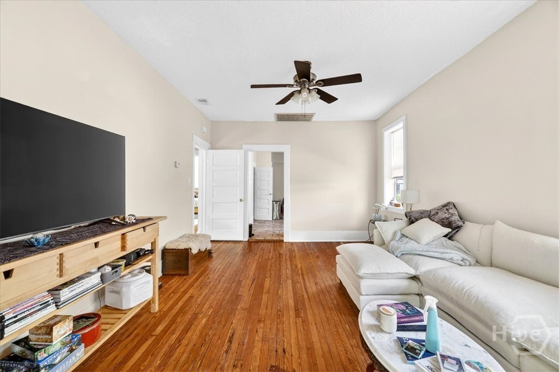 515 E Duffy Street Property Photo 13