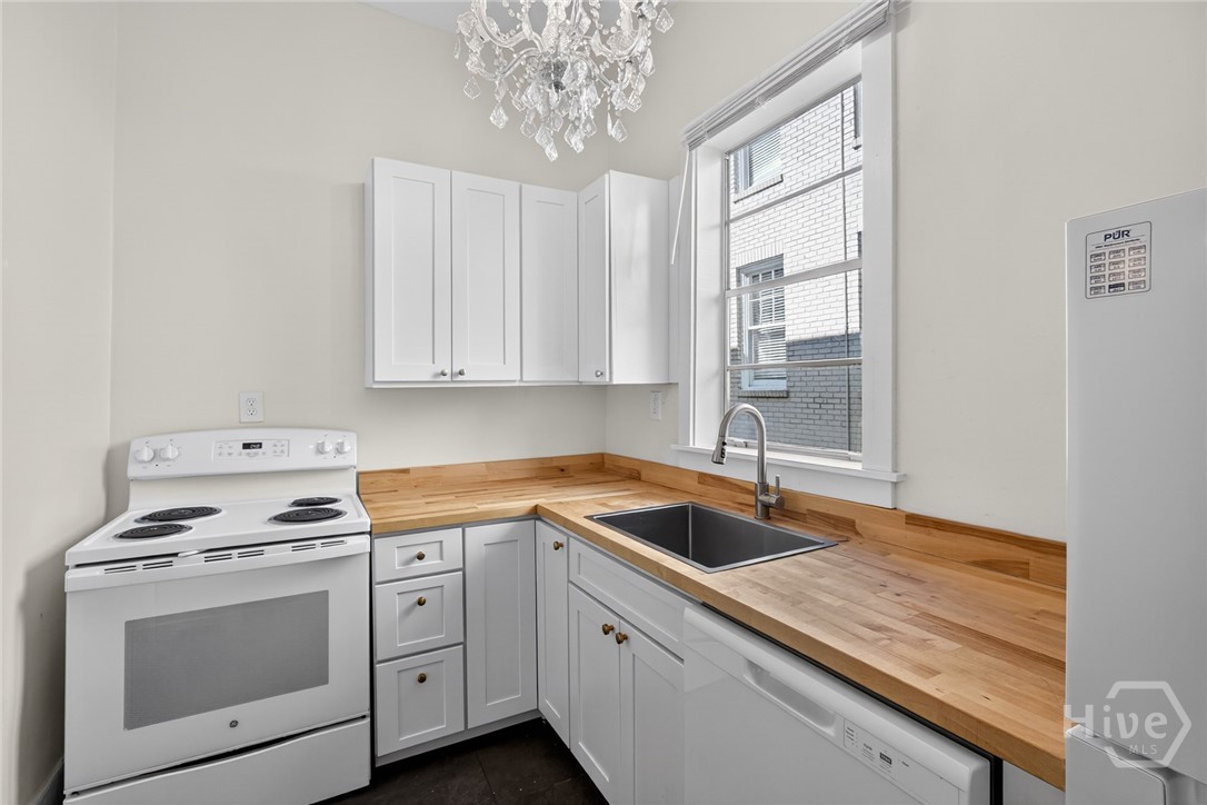 22 E 37th Street Property Photo 12