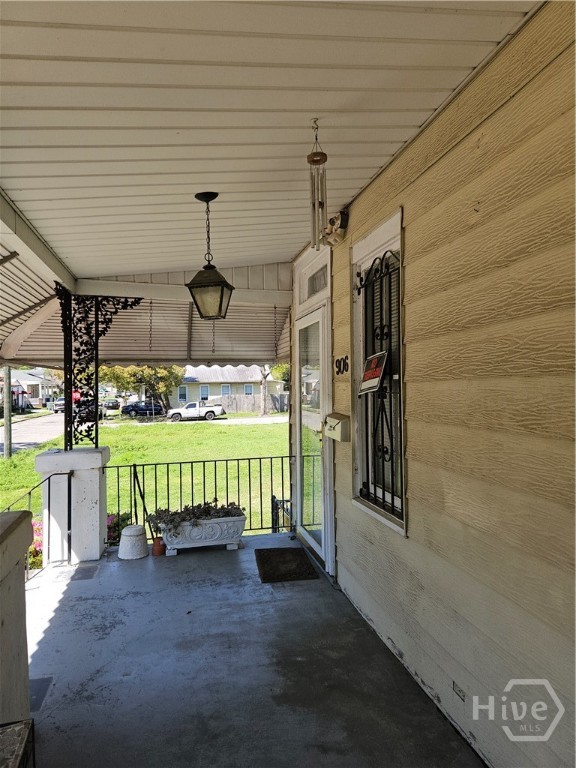906 E 38th Street Property Photo 3