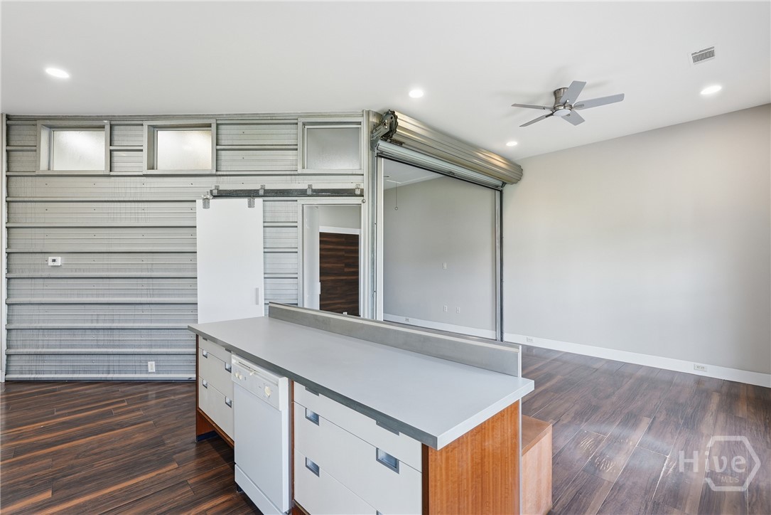 407 E Hall Street Property Photo 12