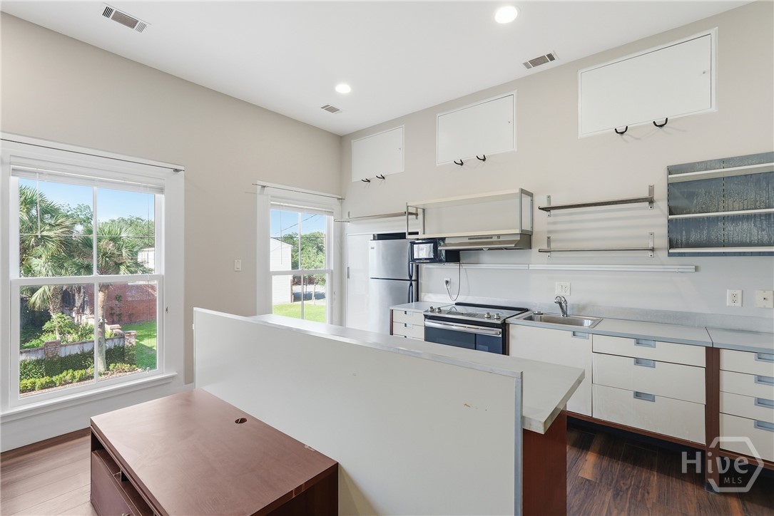 407 E Hall Street Property Photo 15