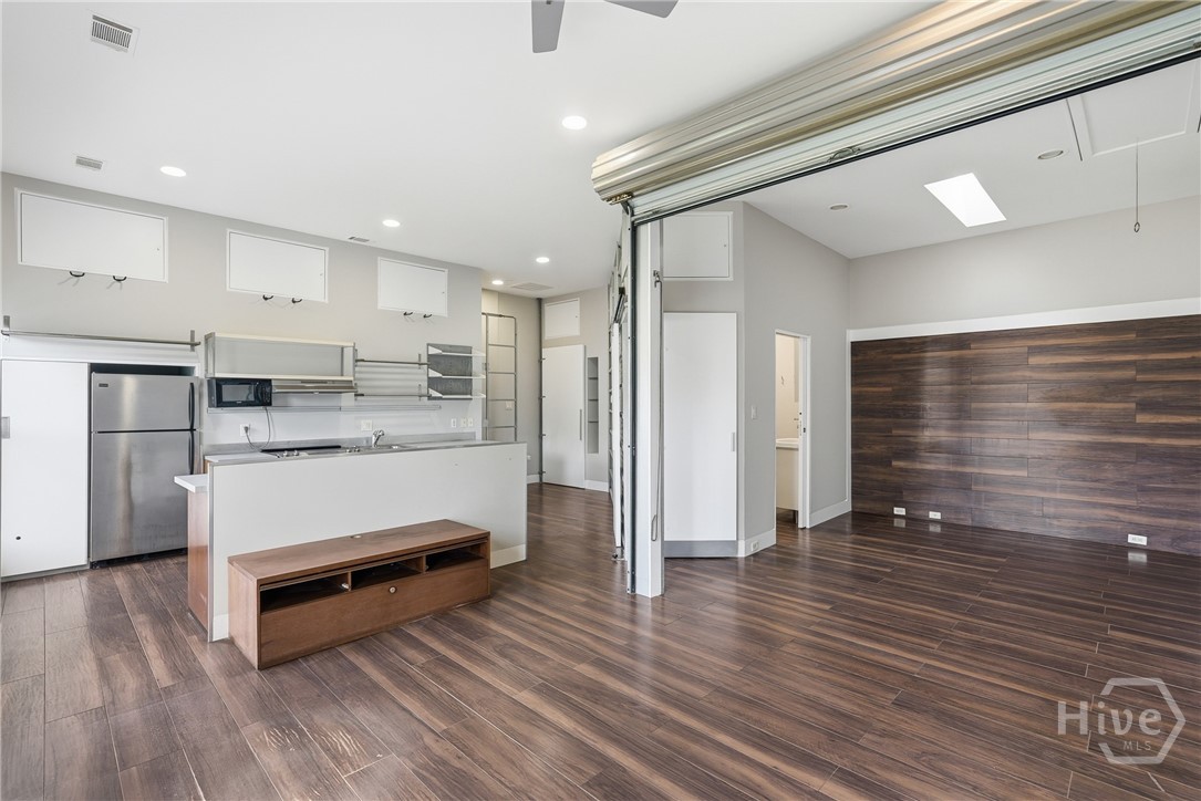 407 E Hall Street Property Photo 18