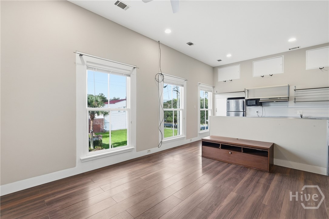 407 E Hall Street Property Photo 19