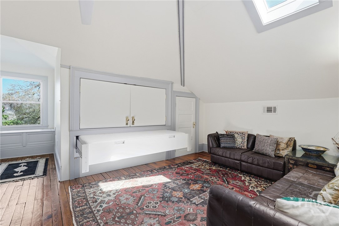 407 E Hall Street Property Photo 56