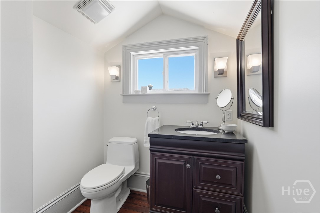 407 E Hall Street Property Photo 64