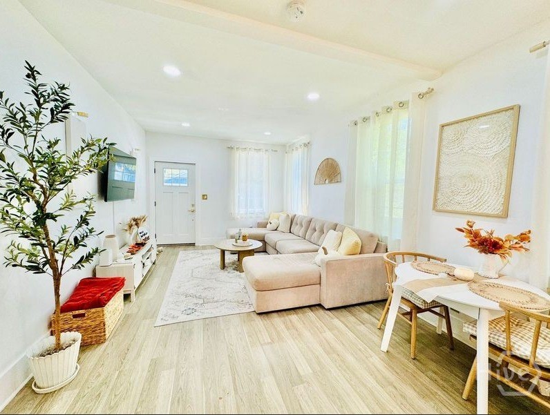 666 E 32nd Street Property Photo 3