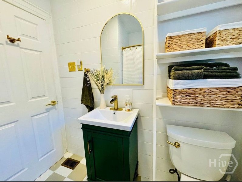 666 E 32nd Street Property Photo 13