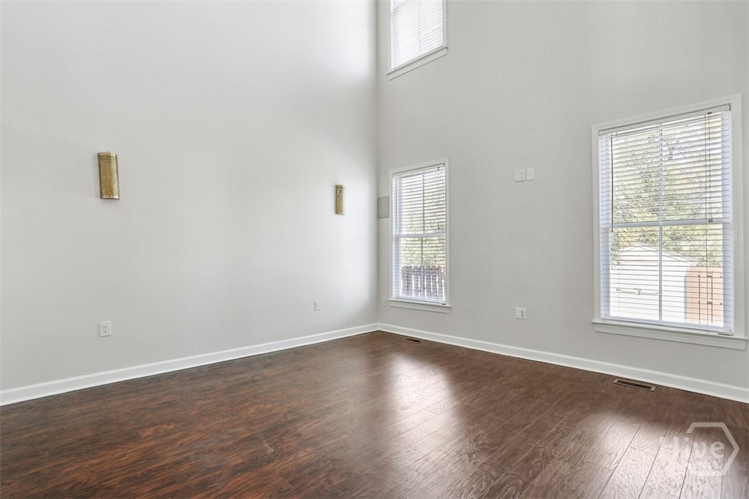 310 E Park Avenue Property Photo 15