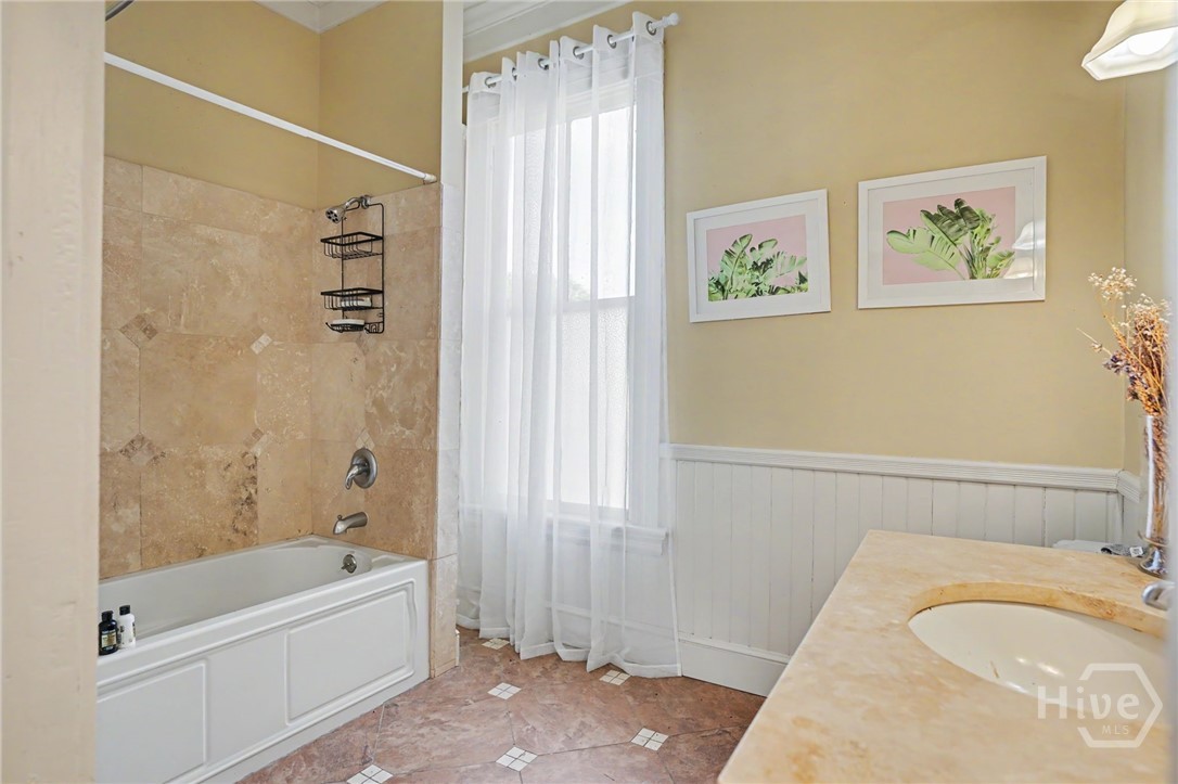 225 W 41st Street Property Photo 5